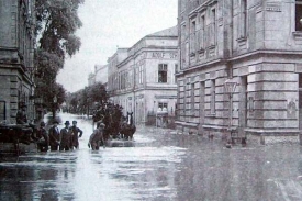 Zatímco ve Vídni se rvali čeští poslanci, doma vypukly záplavy.