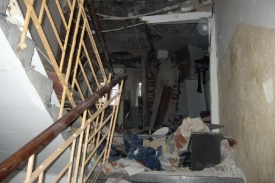Bytový dům v Hradci Králové výbuch silně poškodil.