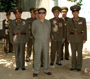 Kim Čong-il obklopen vojenskými činiteli.