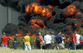 Hasiči se snaží uhasit požár skladu pneumatik v Uherském Brodě.