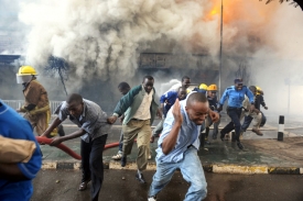 Chaos před hořícím obchodním domem v Nairobi.
