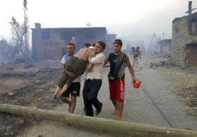Kvůli požárům se již evakuovalo několik vesnic.