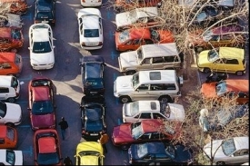 Praha 4 se potýká s nedostatkem parkovacích míst. (Ilustrační foto)