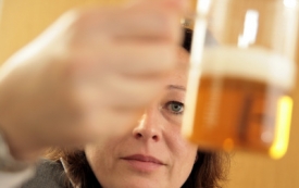 V přerovském pivovaru koštuje pivo sládková Nataša Rousková.