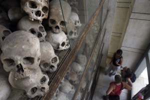 Utrpení lidí pod vládou Rudých Khmerů připomínají i stovky lebek.