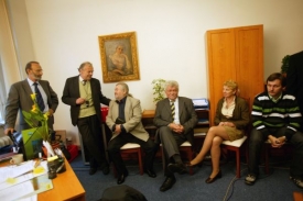 Přátelé Miloše Zemana otevřeli svoji kancelář.