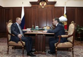Kdo je menší? Velký Putin a jeho menší chráněnec Medveděv.