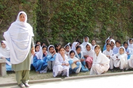 Dívčí třída před muzeem.