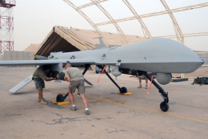 Američané připravují bezpilotní letoun Predator k bojové akci.