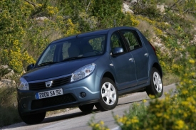 Dacia Sandero nevypadá špatně, ale on je to vlastně Renault.
