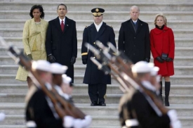 Obama jako vrchní velitel ozbrojených sil sleduje přehlídku.
