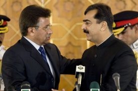 Nový pákistánský premiér Gílání (vpravo) a prezident Mušaraf.