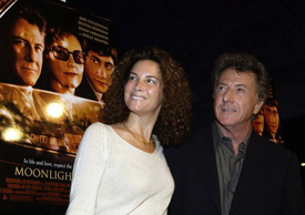 Herec Dustin Hoffman na premiéře filmu s manželkou.