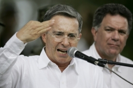 Kolumbijský prezident Alvaro Uribe promlouvá k tisku.