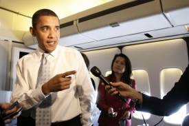 Obama na palubě Air Force One. To by mělo přistát v dubnu v Praze.
