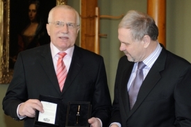 Prezident Václav Klaus a ředitel Kohinoru Vlastislav Bříza.