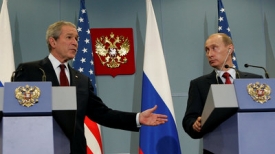Prezidenti George Bush a Vladimir Putin na společném setkání v Rusku.