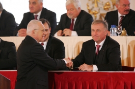 Přednosti Klause vyzdvihl premiér Topolánek.