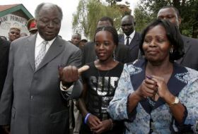 Keňský prezident Kibaki a jeho žena Lucy.