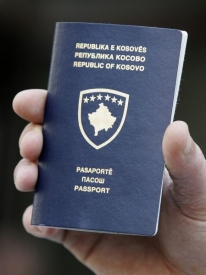 Zbrusu nový pas Republiky Kosovo.