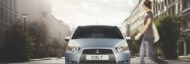 Reklamní fotografie modernizovaného malého Mitsubishi Colt se možná objevily omylem.