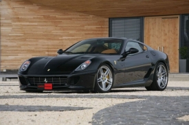 Toto na první pohled jen minimálně upravené Ferrari 599 GTB Fiorano má výkon přesahující osm set koní.