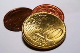 Přijetí eura se u nás zřejmě opět oddálí kvůli finanční krizi.