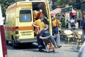 Snímek zachycuje situaci po výbuchu granátu v roce 2004 v pražské ulici Na Příkopě.