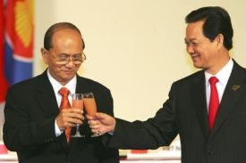 Premiéři Barmy (vlevo) a Vietnamu