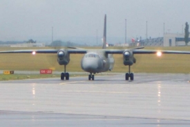 Letadlo s raněnými přistálo v Praze krátce po půl třetí.