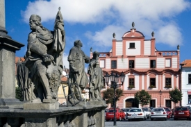 Barokní morový sloup na Alšově náměstí.