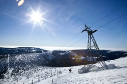 První sníh o víkendu přilákal na Černou horu skoro 2000 lidí.