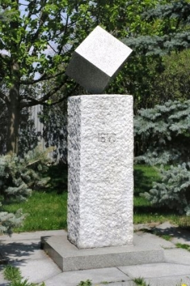Nejslavnější dačický vynález má ve městě pomník.
