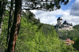 Střední Čechy: nejen hluboké lesy, ale i hrad Karlštejn.