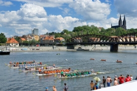 Závod dračích lodí na Vltavě.