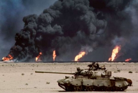 Opuštěný irácký tank na hranici s Kuvajtem.