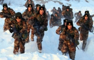 Zimní manévry čínské pěchotry na severozápadě země.