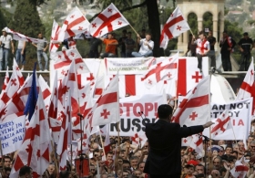 Ve Tbilisi protestuje proti ruské invazi na stopadesát tisíc lidí.