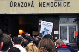 Protestuj&iacute;c&iacute; zaměstnanci brněnsk&eacute; &Uacute;razov&eacute; nemocnice.