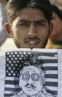 Demonstrant, protestující proti Mušarafovi