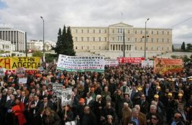 Stávkující Řekové před parlamentem v Athénách.