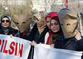 Do ulic vytáhly i Turkyně protestující proti zákazu muslimských šátků.