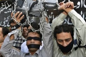 Protesty proti Mušarafově omezování svobody slova