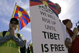 Aktivisté za ochranu lidských práv protestují proti situaci v Tibetu.