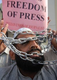 Protesty proti Mušarafově omezování svobody tisku