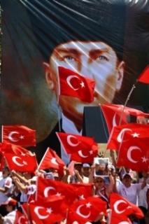 Demonstrace odpůrců vládní islamistické strany AKP.