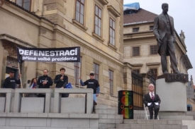 Aktivist&eacute; demonstrovali u sochy T. G. Masaryka s figur&iacute;nou prezidenta.
