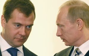 Vladimir Putin (vpravo) a Dmitrij Medveděv