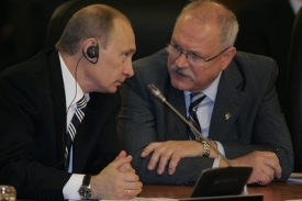 Prezident Putin na summitu NATO mluví s prezidentem Gašparovičem.