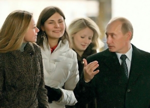 Vladimír Putin ve společnosti krásných žen.